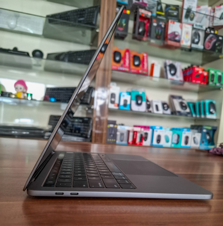 لپ تاپ macbook pro 2018 استوکi5 2018/16/500